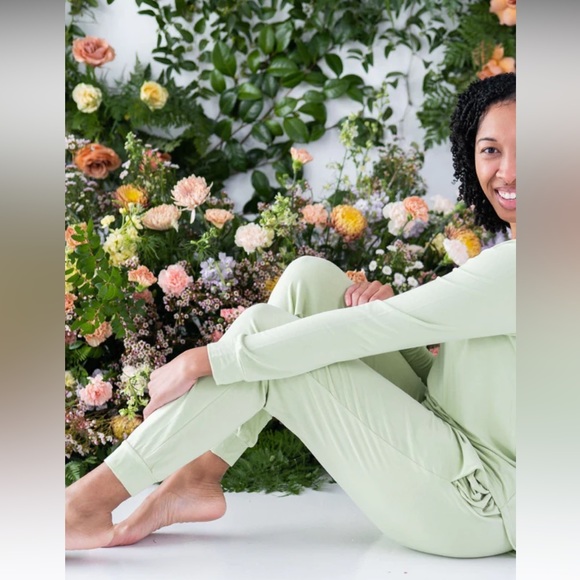 Kyte Baby Women’s Jogger Set in Pistachio - Picture 3 of 14